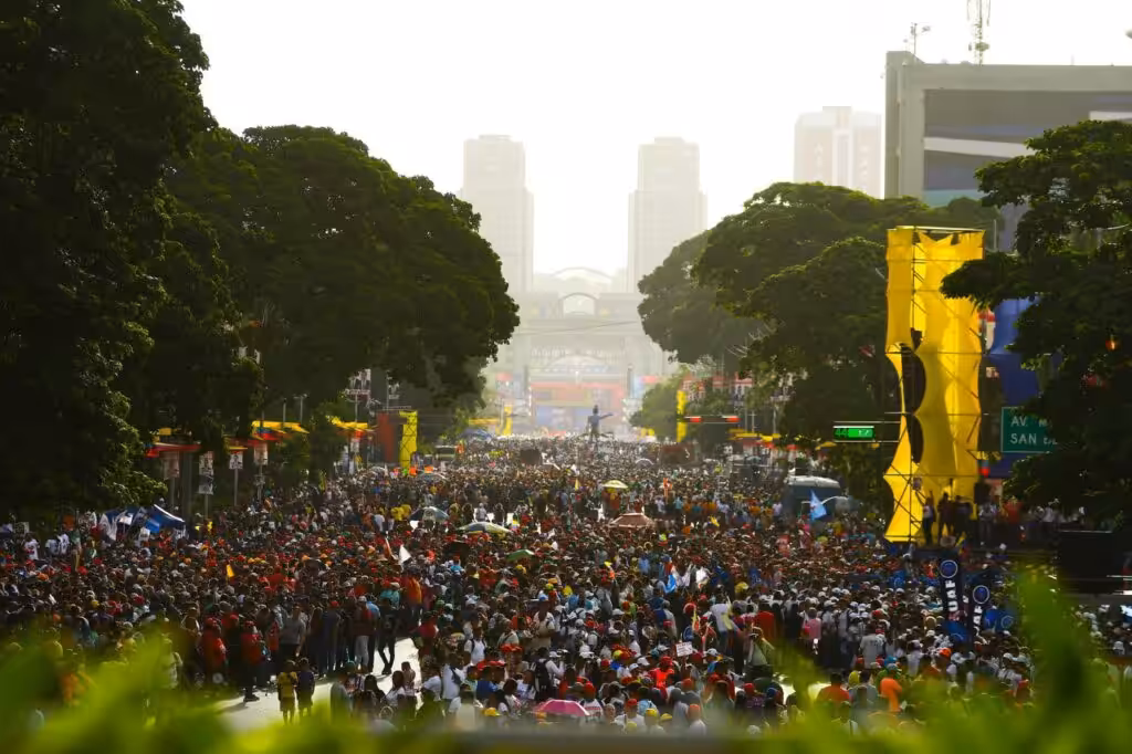 Supporters of Venezuelan President Nicolás Maduro pack Ave. Bolivar in Caracas during the closing rally of his presidential campaign aiming at the elections, July 28. Photo: X/@ConelMazoDando.