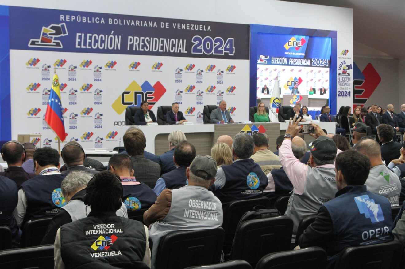 Venezuela's CNE executive board welcoming international electoral observers participating in the presidential elections to be held this Sunday. In Caracas on Friday, July 26, 2024. Photo: X/@cneesvzla.