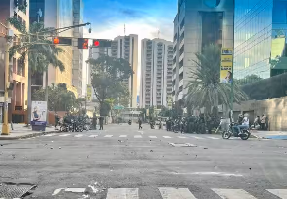 A contingent of Venezuelan National Guards deployed in Caracas' El Rosal neighborhood after neutralizing a group of street rioters. Some of the rioters can be seen arrested and seated (right). Photo: Orinoco Tribune.