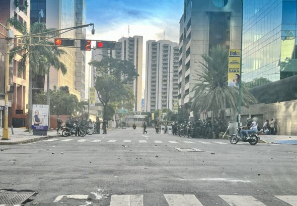 A contingent of Venezuelan National Guards deployed in Caracas' El Rosal neighborhood after neutralizing a group of street rioters. Some of the rioters can be seen arrested and seated (right). Photo: Orinoco Tribune.