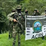 Members of the Colombian paramilitary gang Las Autodefensas Conquistadoras de la Sierra holding a banner. Photo: X/@ACSN129068.