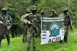 Members of the Colombian paramilitary gang Las Autodefensas Conquistadoras de la Sierra holding a banner. Photo: X/@ACSN129068.