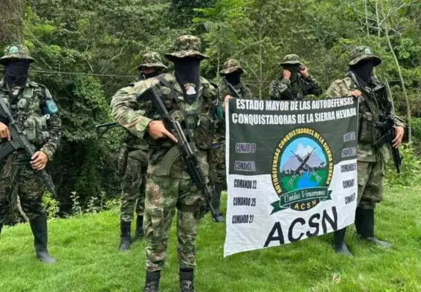 Members of the Colombian paramilitary gang Las Autodefensas Conquistadoras de la Sierra holding a banner. Photo: X/@ACSN129068.