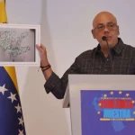 Venezuelan National Assembly President shows a photo of the death threats that opposition mayor Pedro Antonio Abreu received after expressing support for President Nicolás Maduro. Photo: Instagram/@ANTV.