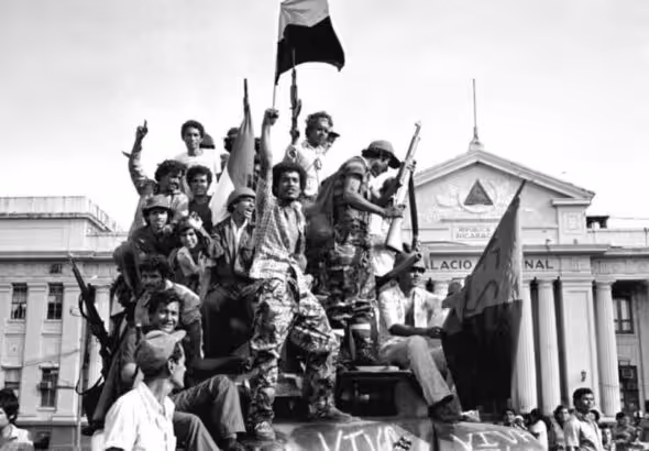 Sandinista fighters celebrate the victory of the Revolution in front of the National Palace in Managua. Photo: File photo.