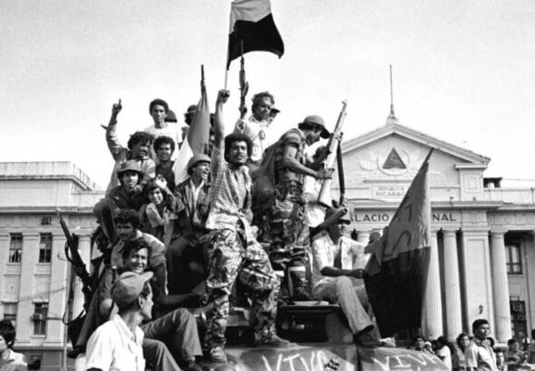Sandinista fighters celebrate the victory of the Revolution in front of the National Palace in Managua. Photo: File photo.