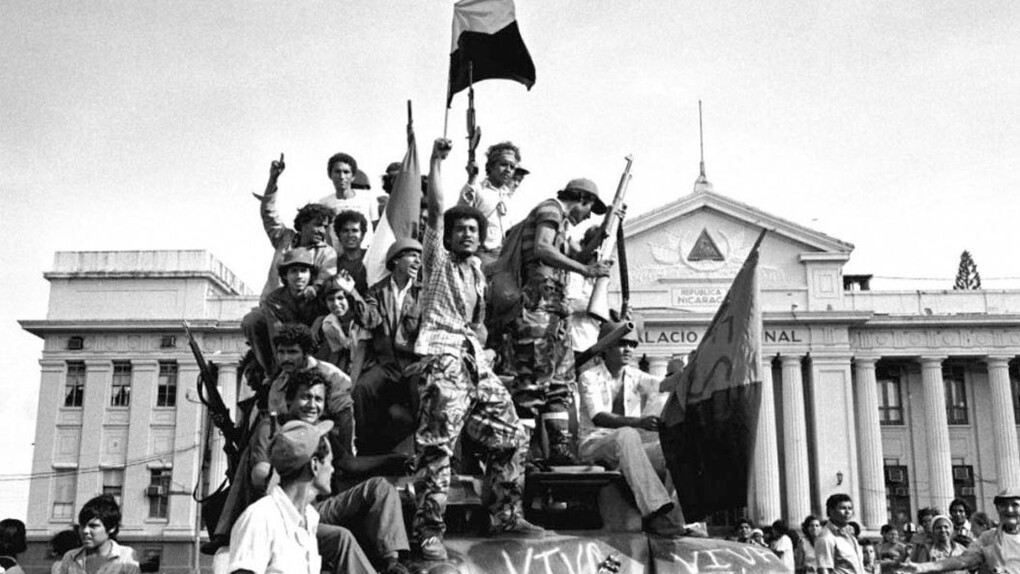 Sandinista fighters celebrate the victory of the Revolution in front of the National Palace in Managua. Photo: File photo.
