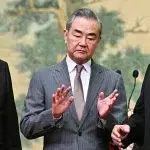 Chinese Foreign Affairs Minister Wang Yi (center) with representatives of the Palestinian delegations to the talks. Photo: Pedro Pardo/AFP.