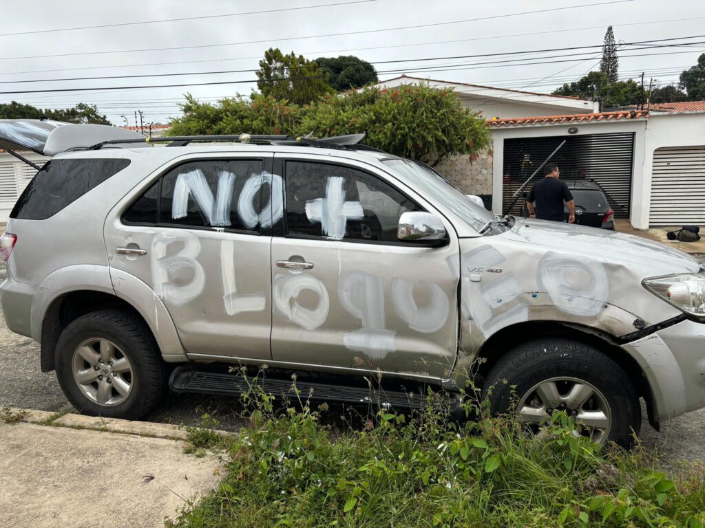 SUV painted with a caption that reads "No + Bloqueo [no more blockade]" presented by far-right politician María Corina Machado as evidence of an alleged "attempt against her," in Barquisimeto, Lara state, on Thursday, July 18, 2024. Photo: Vente Venezuela.