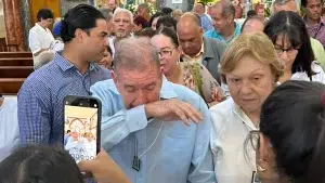 Venezuelan far-right presidential candidate Edmundo González exiting a religious campaign event due to health issues, escorted by his wife. Photo: Venezuela News.