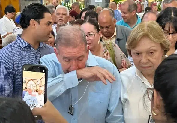 Venezuelan far-right presidential candidate Edmundo González exiting a religious campaign event due to health issues, escorted by his wife. Photo: Venezuela News.