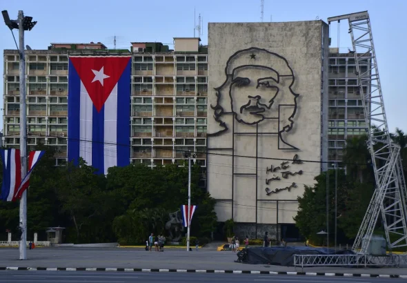 Building in Havana with Che Guevara and the Cuban flag on its façade. Photo: Pixabay/file photo.
