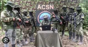 The Colombian paramilitary group Autodefensas Conquistadoras de la Sierra Nevada (ACSN) recording a statement. Photo: X/@JoseHTorres.