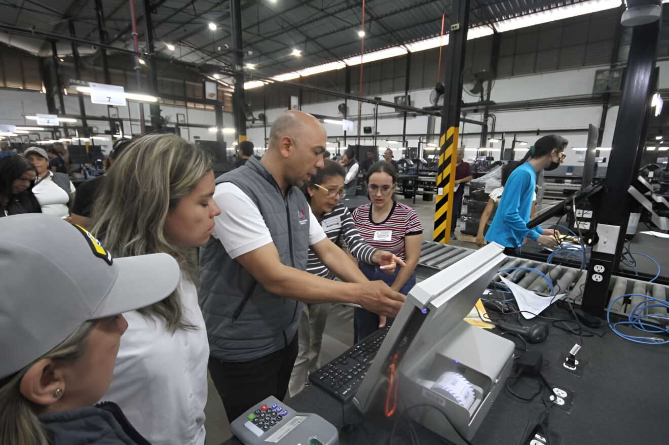 Venezuelan electoral experts from the CNE audit voting machines in the pre-dispatch audit held on Sunday, July 21, 2024. Photo: Ultimas Noticias.