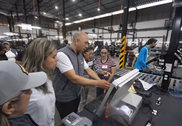 Venezuelan electoral experts from the CNE audit voting machines in the pre-dispatch audit held on Sunday, July 21, 2024. Photo: Ultimas Noticias.