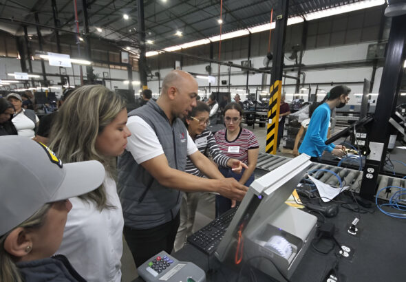 Venezuelan electoral experts from the CNE audit voting machines in the pre-dispatch audit held on Sunday, July 21, 2024. Photo: Ultimas Noticias.