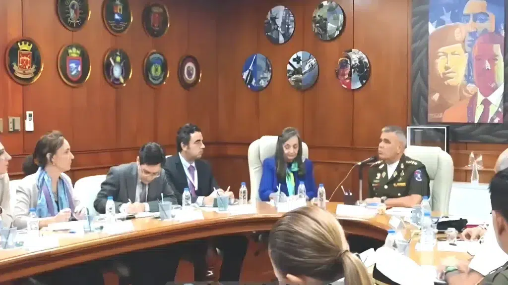 Venezuelan Defense Minister Vladimir Padrino meets with a Carter Center electoral observation delegation on Monday, July 22, days before the July 28 presidential elections. A big painting portraying the faces of Simón Bolívar, Hugo Chávez and Nicolás Maduro can be seen in the background. Photo: Union Radio.
