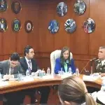 Venezuelan Defense Minister Vladimir Padrino meets with a Carter Center electoral observation delegation on Monday, July 22, days before the July 28 presidential elections. A big painting portraying the faces of Simón Bolívar, Hugo Chávez and Nicolás Maduro can be seen in the background. Photo: Union Radio.