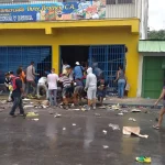 Rioters looting a small retail store in Valencia, Carabobo state, on Monday, July 30. Photo: Caracas Chronicles.