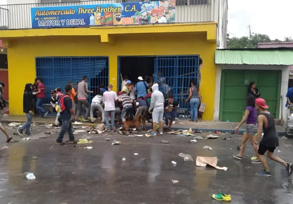 Rioters looting a small retail store in Valencia, Carabobo state, on Monday, July 30. Photo: Caracas Chronicles.