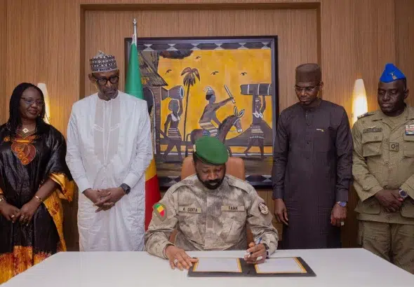 Assimi Goita, interim President of Mali, signs a defensive charter with Burkina Faso and Niger on September 16, 2023. Photo: Sputnik.