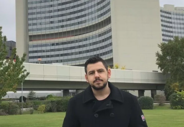 UK journalist Richard Medhurst near the United Nations Office at Vienna, Austria. Photo: X/@richimedhurst/file photo.