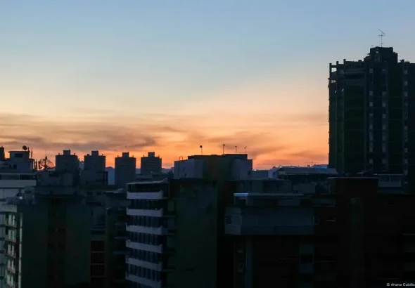 View of a residential area of Caracas, Venezuela, during a nationwide electrical blackout on Friday, August 30, 2024. Photo: Ariana Cubillos/AP.