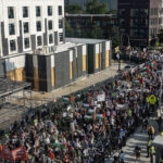 Fenced and heavily controlled protesters march towards Union Park in Chicago during the Democratic National Convention (DNC) on Monday, August 19, 2024. Photo: PressTV.