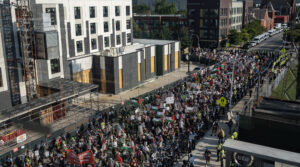 Fenced and heavily controlled protesters march towards Union Park in Chicago during the Democratic National Convention (DNC) on Monday, August 19, 2024. Photo: PressTV.
