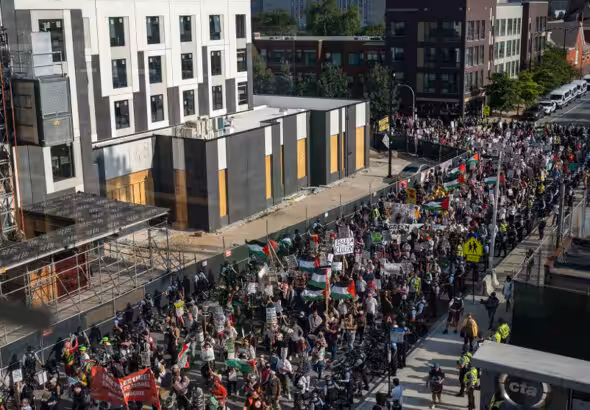 Fenced and heavily controlled protesters march towards Union Park in Chicago during the Democratic National Convention (DNC) on Monday, August 19, 2024. Photo: PressTV.