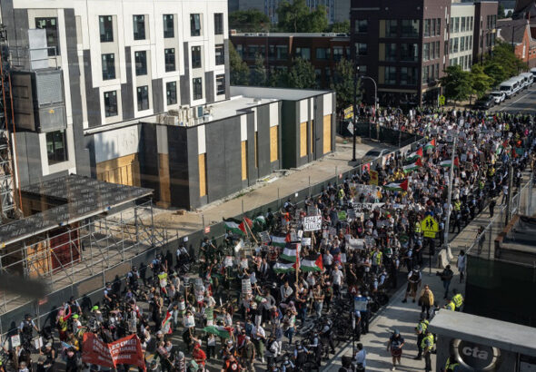 Fenced and heavily controlled protesters march towards Union Park in Chicago during the Democratic National Convention (DNC) on Monday, August 19, 2024. Photo: PressTV.
