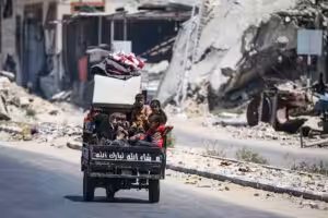 Children sit in the back of a small vehicle as Palestinians flee with their belongings from Deir el-Balah in the central Gaza Strip on August 16, 2024. Photo: AFP.