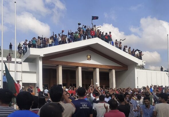 People rallying in front of the prime minister's office after Sheikh Hasina's resignation. Photo: Md Joni Hossain/Wikimedia Commons.
