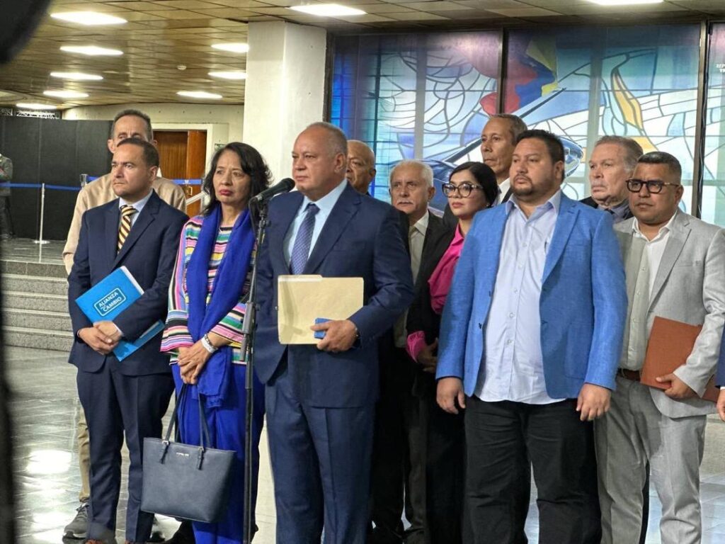PSUV leader Diosdado Cabello, accompanied by representatives of the parties of the Great Patriotic Pole, speaks to the press after attending a Supreme Court summons on August 9, 2024. Photo: X/@ConElMazoDando.