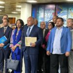 PSUV leader Diosdado Cabello, accompanied by representatives of the parties of the Great Patriotic Pole, speaks to the press after attending a Supreme Court summons on August 9, 2024. Photo: X/@ConElMazoDando.