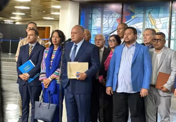 PSUV leader Diosdado Cabello, accompanied by representatives of the parties of the Great Patriotic Pole, speaks to the press after attending a Supreme Court summons on August 9, 2024. Photo: X/@ConElMazoDando.