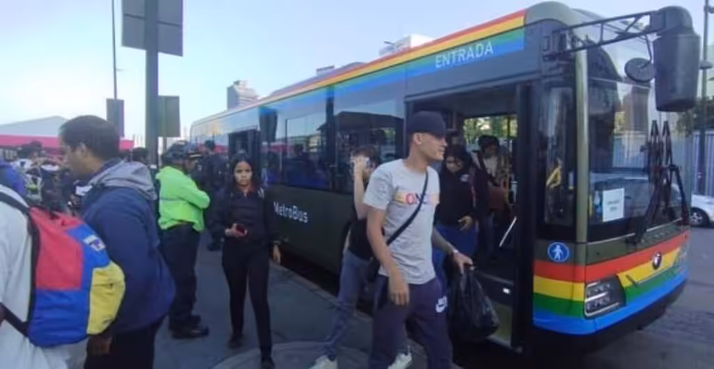 People at a Caracas Metrobus station amid a nationwide blackout on the morning of August 30, 2024. Photo: Últimas Noticias.
