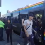 People at a Caracas Metrobus station amid a nationwide blackout on the morning of August 30, 2024. Photo: Últimas Noticias.