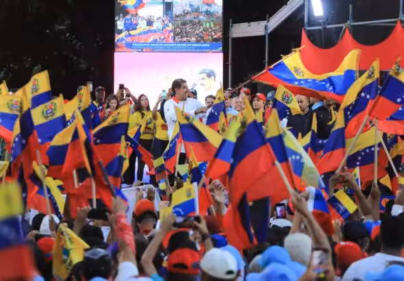 Venezuelan President Nicolas Maduro greeting demonstrating supporters of his presidential victory last Sunday, Miraflores Palace, Caracas on Saturday, Augutst 3, 2024. Photo: Alba Ciudad.