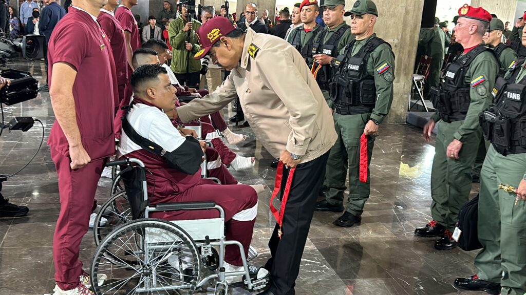 Venezuelan President Nicolas Maduro greets service men injured post-election during violent far-right riots on Sunday, August 4, 2024. Photo: X/@elespinito.