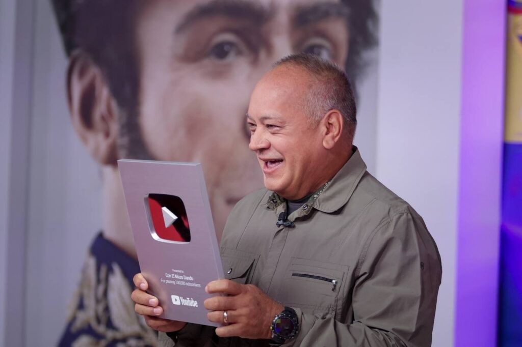 Venezuelan Chavista leader Diosdado Cabello showing the YouTube 100K subscriber plaque that he received. Photo: Con El Mazo Dando.