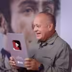 Venezuelan Chavista leader Diosdado Cabello showing the YouTube 100K subscriber plaque that he received. Photo: Con El Mazo Dando.
