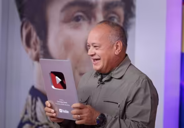 Venezuelan Chavista leader Diosdado Cabello showing the YouTube 100K subscriber plaque that he received. Photo: Con El Mazo Dando.