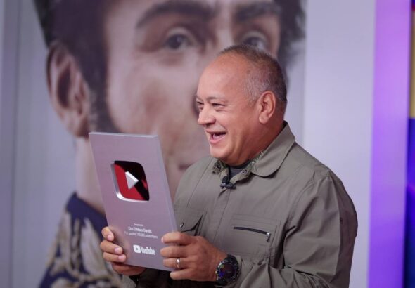 Venezuelan Chavista leader Diosdado Cabello showing the YouTube 100K subscriber plaque that he received. Photo: Con El Mazo Dando.