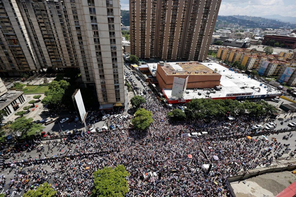 Aerial photo of the "great protest" called by María Corina Machado in Caracas; the truck carrying her can be seen at the intersection of two avenues, Caracas, Venezuela, August 17, 2024. Photo: X/@JanusNoticias.
