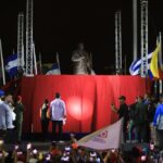 President Nicolás Maduro inaugurating the new statue of Commander Hugo Chávez in La Guaira, August 22, 2024. Photo: Diario Vea.
