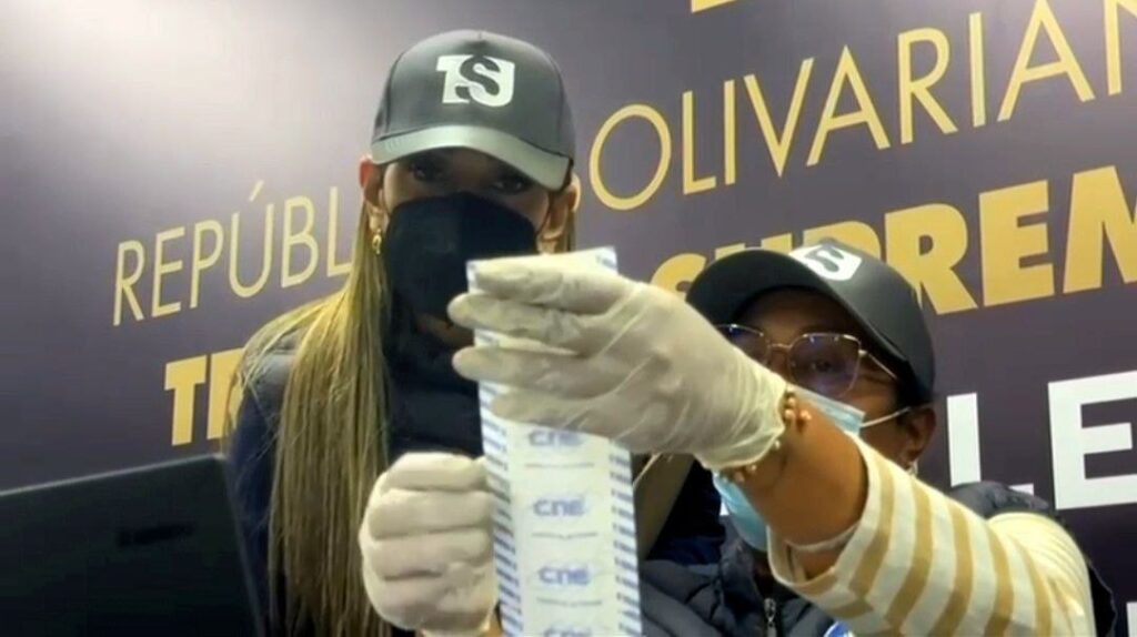 Venezuela's Supreme Court President Caryslia Beatriz Rodríguez (left) checking a voting record with another TSJ official. Photo: RedRadioVE.