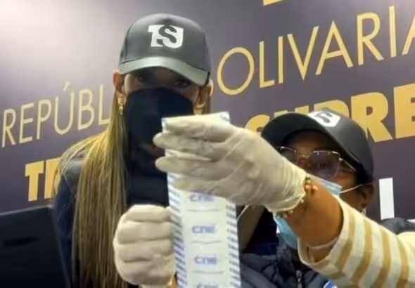 Venezuela's Supreme Court President Caryslia Beatriz Rodríguez (left) checking a voting record with another TSJ official. Photo: RedRadioVE.