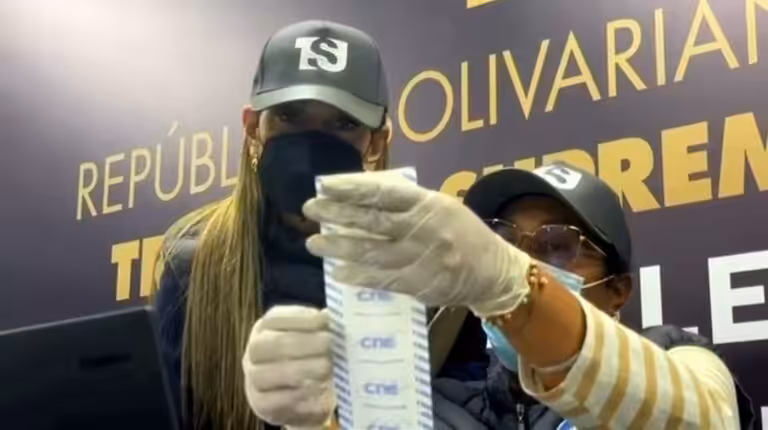 Venezuela's Supreme Court President Caryslia Beatriz Rodríguez (left) checking a voting record with another TSJ official. Photo: RedRadioVE.