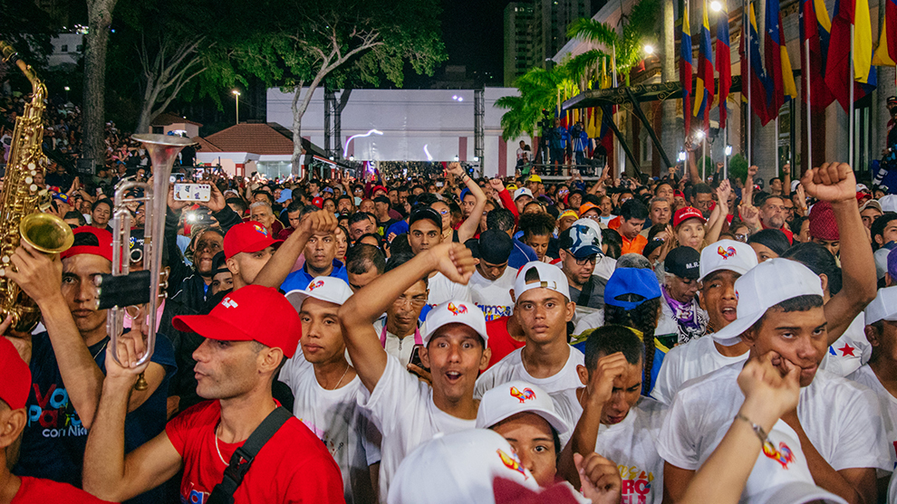 People in Caracas, Venezuela cheer on Nicolás Maduro's speech on victory night outside Miraflores palace. Photo: Zoe Alexandra/People’s Dispatch